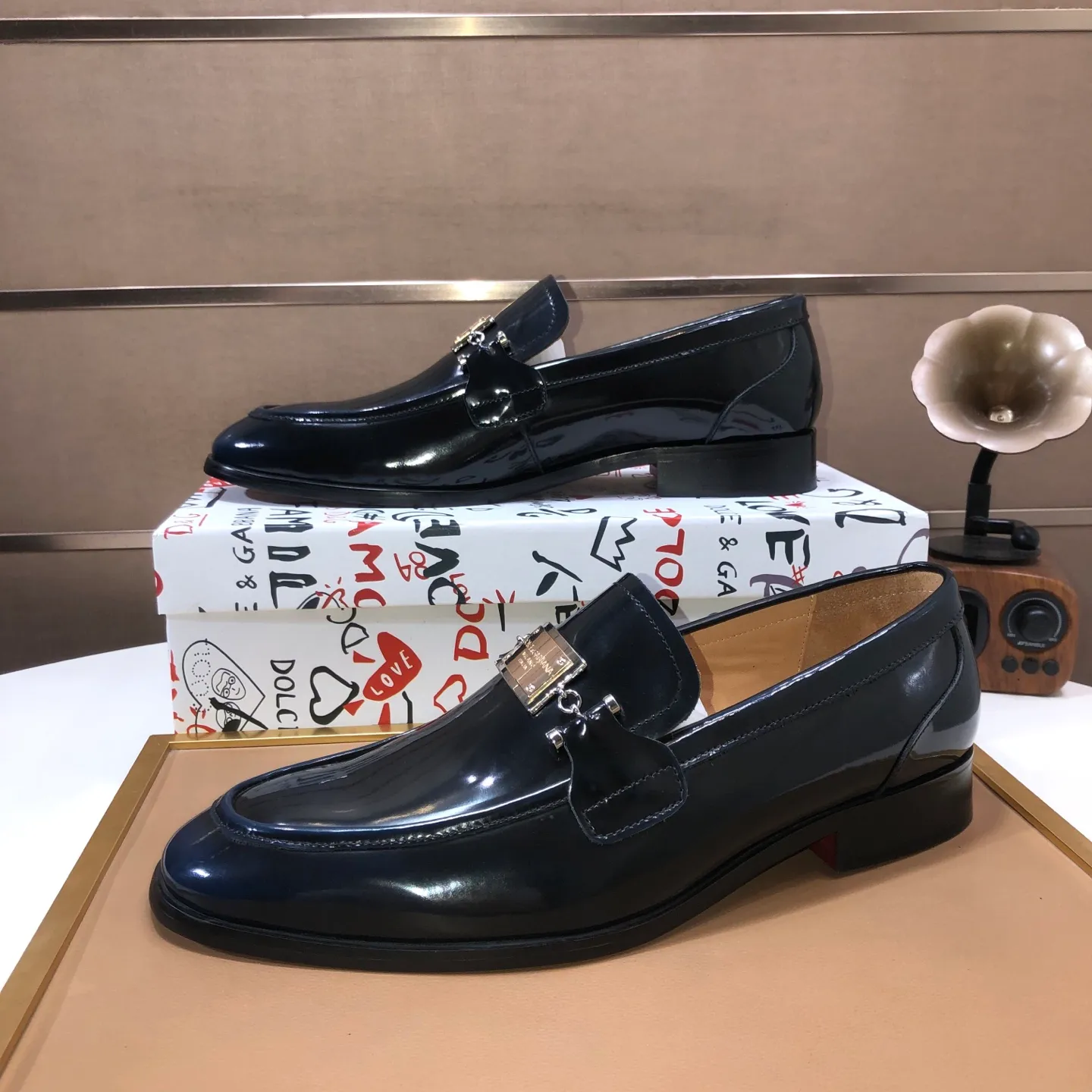 Ex-factory price 500💰DG top quality🔍🔍men's new leather shoes🚹Sold simultaneously at counters⚠Shoe uppers are imported cowhide from Italy, fully imported cowhide lining, imported accessories💪💪, completely 1⃣️ to 1⃣️replica🇮🇹 💪💪, ⚠Sole: The original sole is specially provided by the original factory, the exclusive movable molded sole is super comfortable, ⚠The original factory follows the order, 🔍🔍high quality, you can enter and exit the counter at will, welcome to compare ⚠Number of sizes: 38-44 (45 customized)